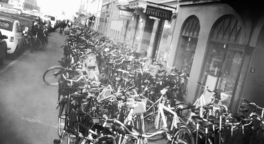 Masse cykler står parkeret