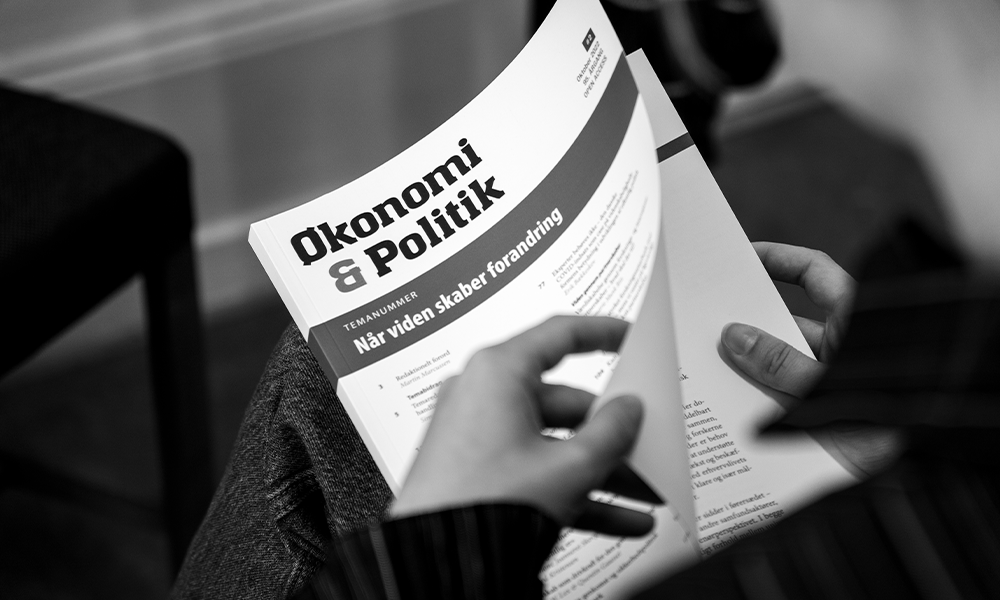 Person bladrer i Ø&P temanummer