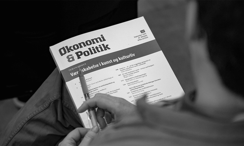 Person sidder med et Ø&P temanummer